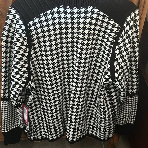 Striking Vince Camuto black and white sweater - Picture 2 of 11